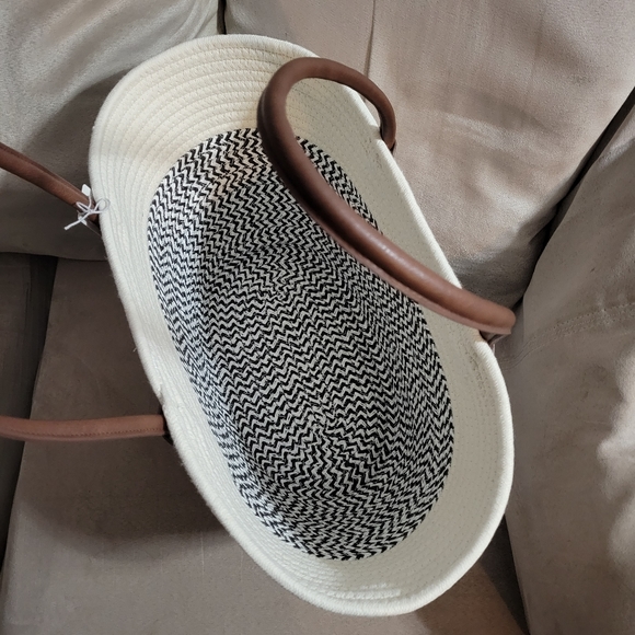 White and Black Market Bag - Picture 5 of 6